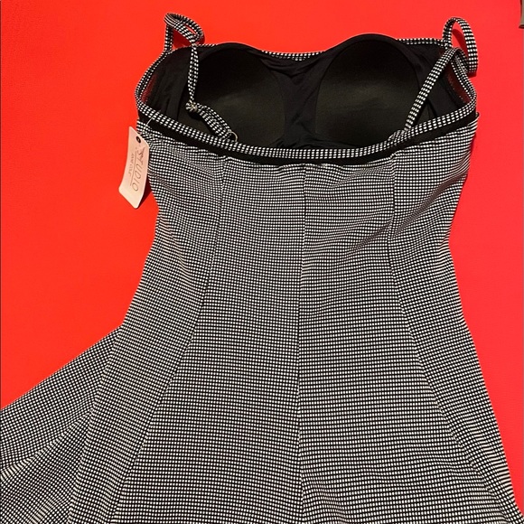 Anne Cole Sexy Slimming B&W Skirted One-piece Suit - Picture 5 of 7